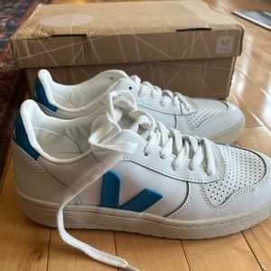 Veja V10 size 38 (7 womens) sneaker